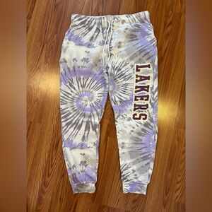 Women’s LA Lakers sweatpants like new size xl fits a women’s 10/12